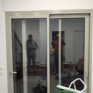 דלת הזזה מזכוכית עם השתקפות אנשים