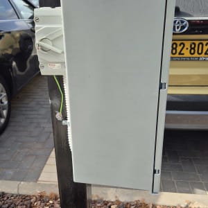 ארון חשמל חיצוני מותקן על עמוד