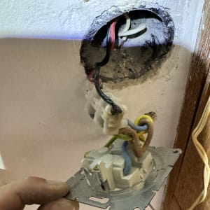 חוטי חשמל מחוברים לשקע בקיר