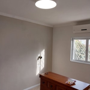 קיר צבוע בצבע בהיר עם מנורה על הקיר