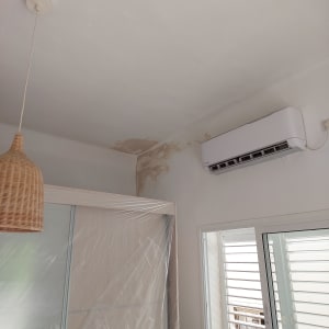 תיקון תקרה עם טיח ליד מזגן