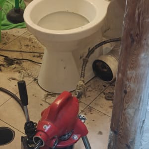 פתיחת סתימה באסלה באמצעות מכונה חשמלית וקפיץ אינסטלציה