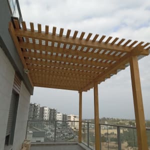 פרגולה מעץ על מרפסת עם נוף עירוני