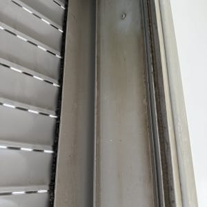 תריסים מלוכלכים עם אבק ולכלוך על המסילה