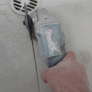 חיתוך אריחים עם כלי עבודה חשמלי במקלחת