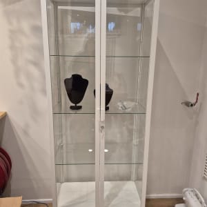 ארון תצוגה זכוכית עם מדפים ריקים