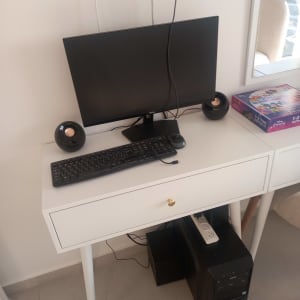 שולחן עם מחשב, מקלדת ורמקולים