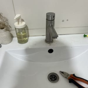 כיור עם ברז וכלי עבודה לידו