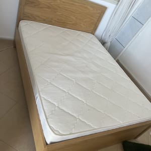 מיטה עם מזרן בחדר שינה