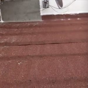 גג עם ציפוי אדום וחיבורי קיר