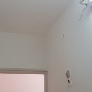 קיר צבוע בלבן עם תאורה עליונה