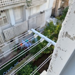 חבלי כביסה מותקנים על קיר חיצוני של בניין