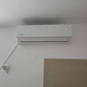 מזגן מותקן על קיר לבן בחדר