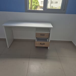 שולחן עם מגירות פתוחות על גלגלים