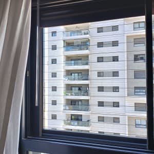 נוף של בניין מגורים מבעד לחלון פתוח