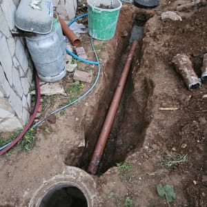 חפירה עם צינורות פלסטיק ודלי ירוק