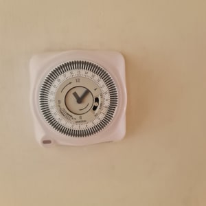 שעון טיימר חשמלי על קיר