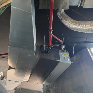 מערכת מיזוג אוויר עם צינורות ותעלות
