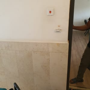 קיר עם מתג חשמלי וכלי עבודה