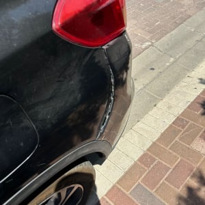 פגוש רכב פגום על מדרכה