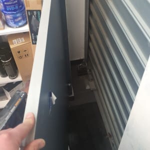 דלת מתכת פתוחה עם מנעול גלילה