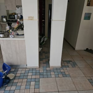 כלי עבודה לצביעה על הרצפה במטבח