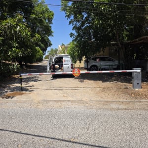 שער חשמלי עם רכב מסחרי פתוח ברקע