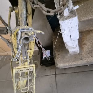 מלכודת עכברים עם שרשרת על רצפה מלוכלכת