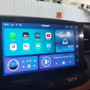 מסך מולטימדיה ברכב עם אפליקציות ניווט ומוזיקה