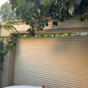 תריס גלילה חיצוני עם צמחייה מסביב