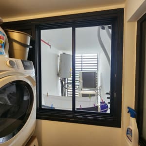 חלון אלומיניום שחור עם תריסים חיצוניים