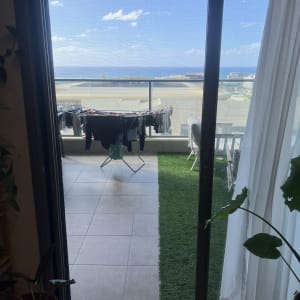 מעקה אלומיניום במרפסת עם נוף לים