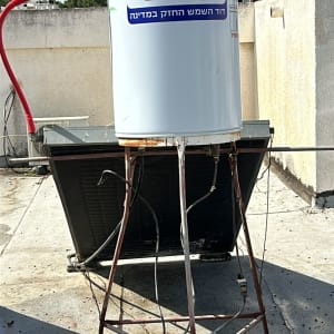 דוד שמש על גג עם צינור אדום