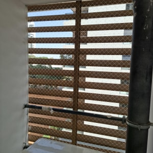 רשת למניעת כניסת יונים במרפסת