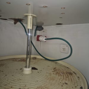 חיבורי חשמל וצינורות בתוך ארון