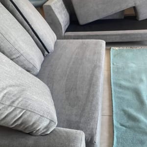 ספות אפורות עם כריות מונחות לניקוי