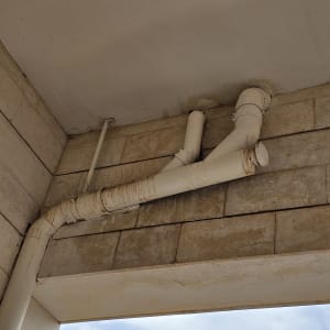 צינורות עם דוקרנים למניעת קינון יונים