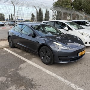 רכב חונה בחניון עם לוחית רישוי ישראלית