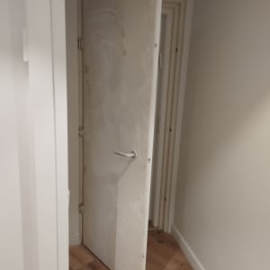 דלת לבנה פתוחה עם ידית מתכת