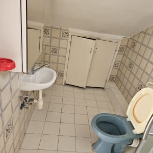 חדר אמבטיה עם כיור ואסלה