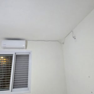 קיר צבוע עם מזגן וחלון