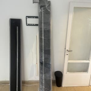 חפצים ארוזים ליד דלת, כנראה לקראת מעבר דירה