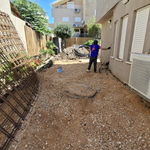עבודות חצר עם אדם וכלי עבודה