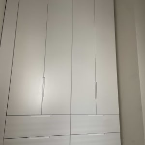 ארון בגדים לבן עם דלתות ומגירות