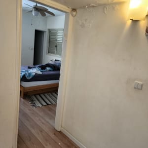 קיר עם סימני רטיבות ותקרה מתקלפת