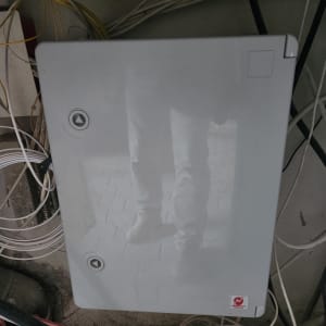 ארון חשמל עם חוטים מסביב