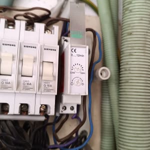 לוח חשמל עם מפסקים וחוטים