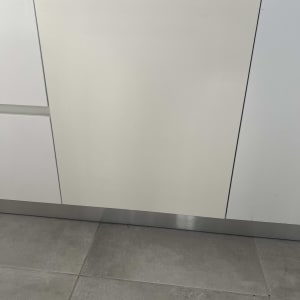 ארונות מטבח לבנים עם משטח עבודה אפור