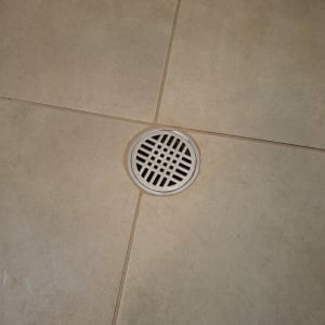 רצפת אריחים עם ניקוז עגול