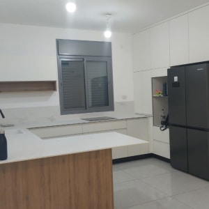 מטבח נקי עם כיור וברז, מגבת על מדף